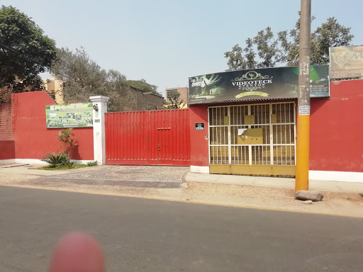 Mi Primer Toque-Escuela de Futbol y Campo sintetico